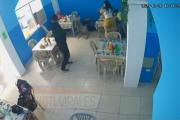 Sicario irrumpe en local de comidas en el norte de Guayaquil y desata balacera