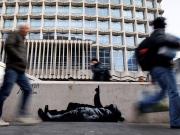 Un nuevo mural de Banksy apareció en dos puntos de Londres: un llamado de atención sobre los chicos sin hogar que nadie mira