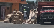 Cayó un cargamento de harina de un camión en Avenida Benavídez y afirmaron que varias personas se llevaron bolsas