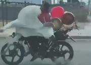 Motociclista chocó contra una vaca que deambulaba por las calles de un sector de Guayaquil