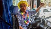 Entre aplausos, alegría y abrazos: un colectivero se jubiló tras más de 30 años al volante