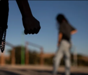 Bajo la modalidad del “cogoteo”, dos delincuentes asaltan a un joven para arrebatarle sus pertenencias