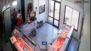 Video: la inesperada reacción de dos carniceros de Rosario frustró un intento de robo