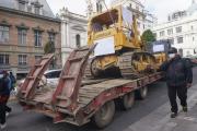 Maquinaria pesada bloquea Alcaldía de La Paz por deudas