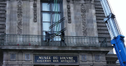 El Museo Louvre colocó una reja en la ventana por la que ingresaron los ladrones