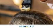Cómo es el truco viral que disimula las canas en segundos
