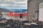 Fotos y videos: así fue el voraz incendio en una fábrica de tutucas del Parque Industrial