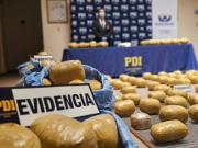 Cuatro bolivianos caen en Chile con casi 400 kilos de droga