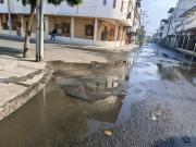 Fuga de agua en el barrio Santa Martha: 15 días de desperdicio por rotura en la calle 11 y avenida 32