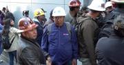 Mineros asalariados ingresan a la Casa Grande del Pueblo para reunirse con el Gobierno