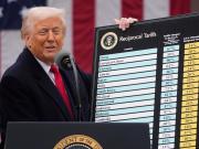 Trump aumentó de 1.000 a 3.000 dólares el bono para migrantes si abandonan Estados Unidos en fin de año