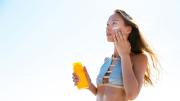 Cómo protegerse del sol en la playa y evitar problemas de salud en el verano 2026