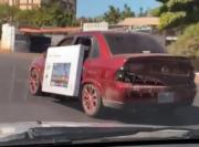 Ingenio y peligro en Maracaibo: transportan televisor por fuera de un carro en movimiento -