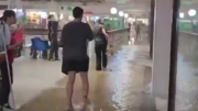Impactantes videos de Unicenter inundado tras el tremendo temporal