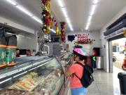 Preparación de ensalada de gallina anima las ventas en carnicerías