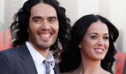 Acusan de dos nuevos cargos de violación y agresión sexual al humorista británico Russell Brand, exesposo de Katy Perry
