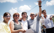 Axel Kicillof entregó más de 100 viviendas a familias de Tandil y Ayacucho