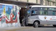 Arequipa: Motociclista muere aplastado por cúster que se empotró contra pared de colegio (VIDEO)
