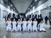 El Salvador: Nayib Bukele defiende su cárcel de máxima seguridad y rechaza las acusaciones de Hillary Clinton sobre torturas