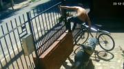 Robo a plena mañana en Córdoba: trepó una reja y se llevó una bicicleta en segundos