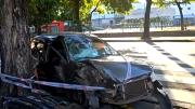 Un joven de 20 años le robó el auto a su tía y terminó incrustado contra un árbol en Pompeya