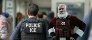 (VIDEO) Papá Noel se convierte en agente ICE y aparece deportando migrantes en EEUU
