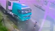 Video impactante: un hombre golpeó a su pareja y la atropelló con un camión de carga