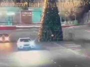 Kazajistán: un conductor embistió un enorme árbol de Navidad y huyó