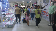 Compras de última hora marcaron alta demanda de ropa y regalos en el casco comercial de Portoviejo
