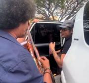 Servando Primera cautivó al cantar el éxito de su padre “No basta rezar” junto a un popular fanático en Valencia (+Video)