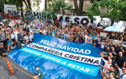 Militantes K se reunieron frente al sanatorio Otamendi con una bandera gigante: “Feliz navidad, compañera Cristina”
