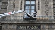 Instalan reja en ventana por donde entraron los ladrones al Museo del Louvre: Estructura había sido retirada en 2003
