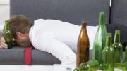 Tips para recuperarse de la resaca por tomar alcohol en Navidad