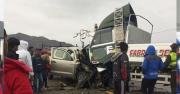 Choque frontal entre vagoneta y camión deja al menos dos muertos en Potosí