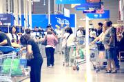 Supermercados se llenaron de compradores en la previa al feriado irrenunciable