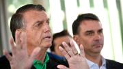 Jair Bolsonaro reafirmó a su hijo Flavio como candidato a elecciones en Brasil con una carta desde la cárcel