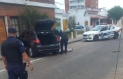 Casi choca a un patrullero, evadió control policial y terminó incrustado contra una casa