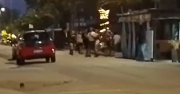Se “sobrepasó” con una joven a la salida de un baile y cerca de 30 personas lo golpearon