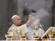 El Papa León XIV celebró su primera misa de Nochebuena y advirtió: Hay una economía distorsionada que trata a los hombres como mercancía