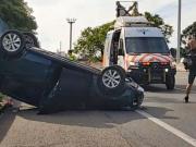 Un auto volcado sobre la General Paz y otro chocado contra un semáforo en San Cristóbal: ya hay al menos 14 accidentes en el AMBA en Nochebuena y Navidad