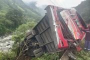 Bus cayó a un barranco en la vía Alóag