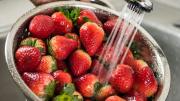 El error silencioso al lavar frutas y verduras que puede causar contaminación sin que lo notes