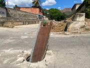Habitantes de San Mateo alertan sobre hueco en la calle Flores
