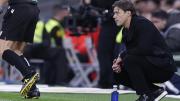 Golpe en España: Alexis y Suazo podrían quedarse sin entrenador en el Sevilla