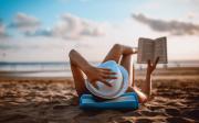 Qué leer en la playa: 10 libros que pueden conectarnos con la búsqueda -a veces infructuosa- de la felicidad