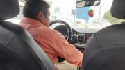 “Me avergüenzo”: taxista se llama ‘Papanoel’ y desea cambiar de nombre ante ola de burlas