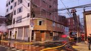 Incendio en un edificio del Rímac deja al menos dos personas heridas