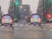 Navidad fatal: un taxista sintió “animales en su cuerpo”, pidió ayuda de forma desesperada y terminó chocando contra una palmera