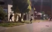 En La Plata, un vecino intentó defender a sus perros de la pirotecnia con un machete y terminó golpeado