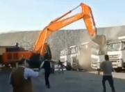 Empleado usó retroexcavadora para vengarse de su jefe por no pagarle el bono navideño ni el sueldo